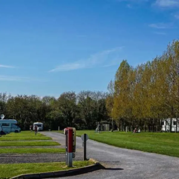 sunnydale-farm-camping-southampton-swv5e