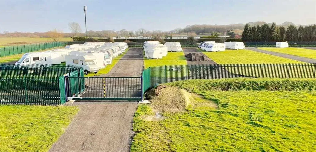 sunnydale-farm-camping-southampton-zglow