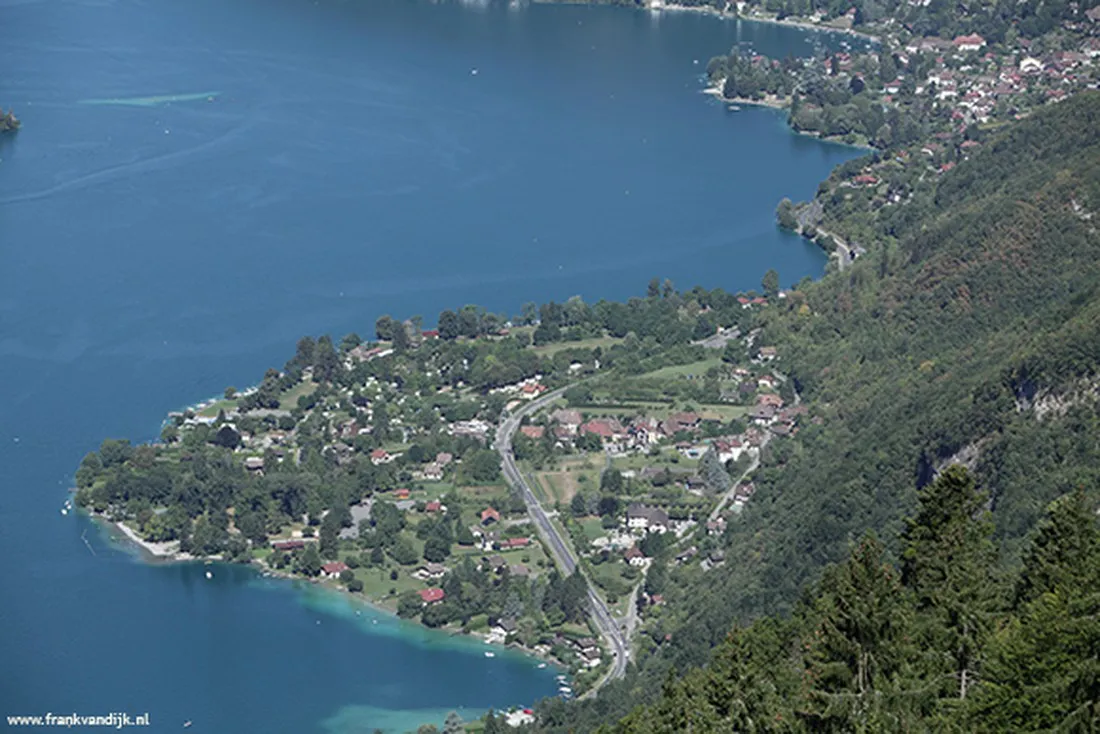 le-lac-talloires-haute-savoie-yf9lu