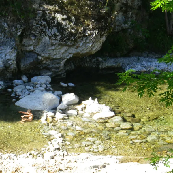 les-rives-de-lardeche-mayres-ardeche-sjuli