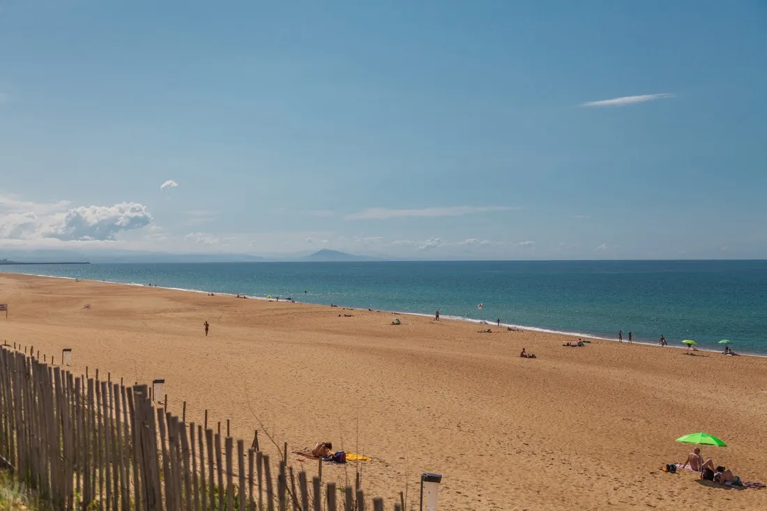 blue-ocean-ondres-plage-kwr0x