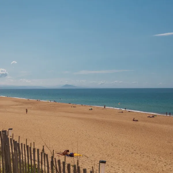 blue-ocean-ondres-plage-kwr0x
