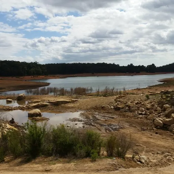 lake-navarino-lakeside-camping-campground-waroona-dmjhz