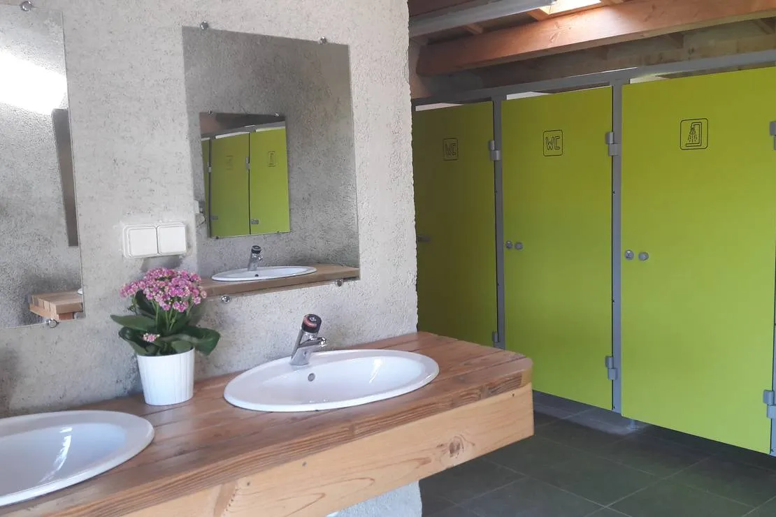 camping-du-caroux-mons-la-trivalle-qigta