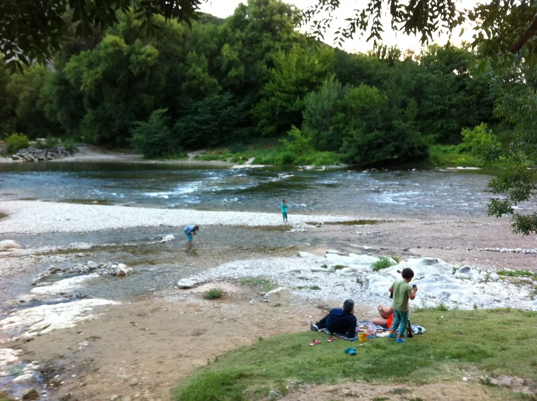 lile-sur-mezelet-vallon-pont-darc-ardeche-3s5o8