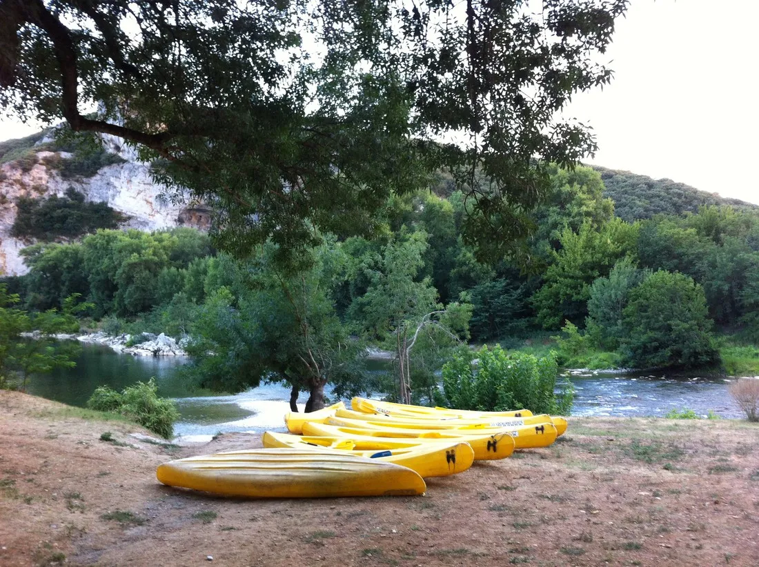 lile-sur-mezelet-vallon-pont-darc-ardeche-74uey