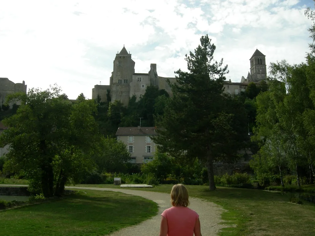le-camping-municipal-de-la-fontaine-chauvigny-v5w8h