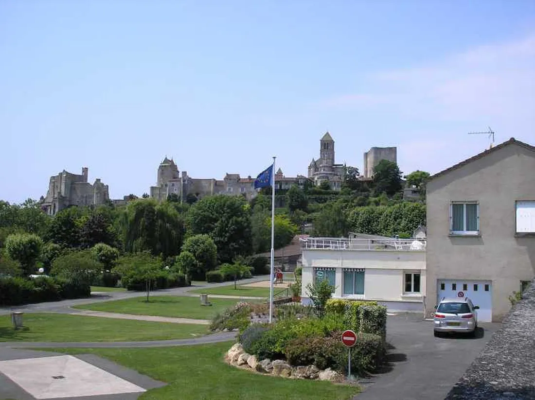 le-camping-municipal-de-la-fontaine-chauvigny-yipcq