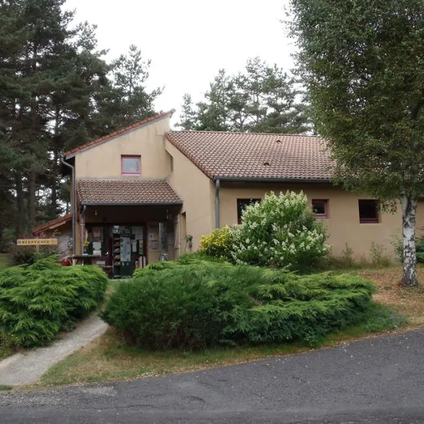 camping-municipal-les-prades-la-chaise-dieu-8pw5y