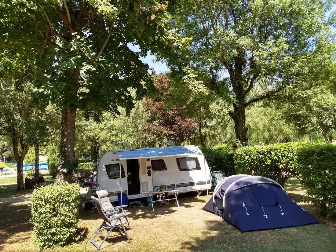 camping-des-grottes-aze-9fnzy