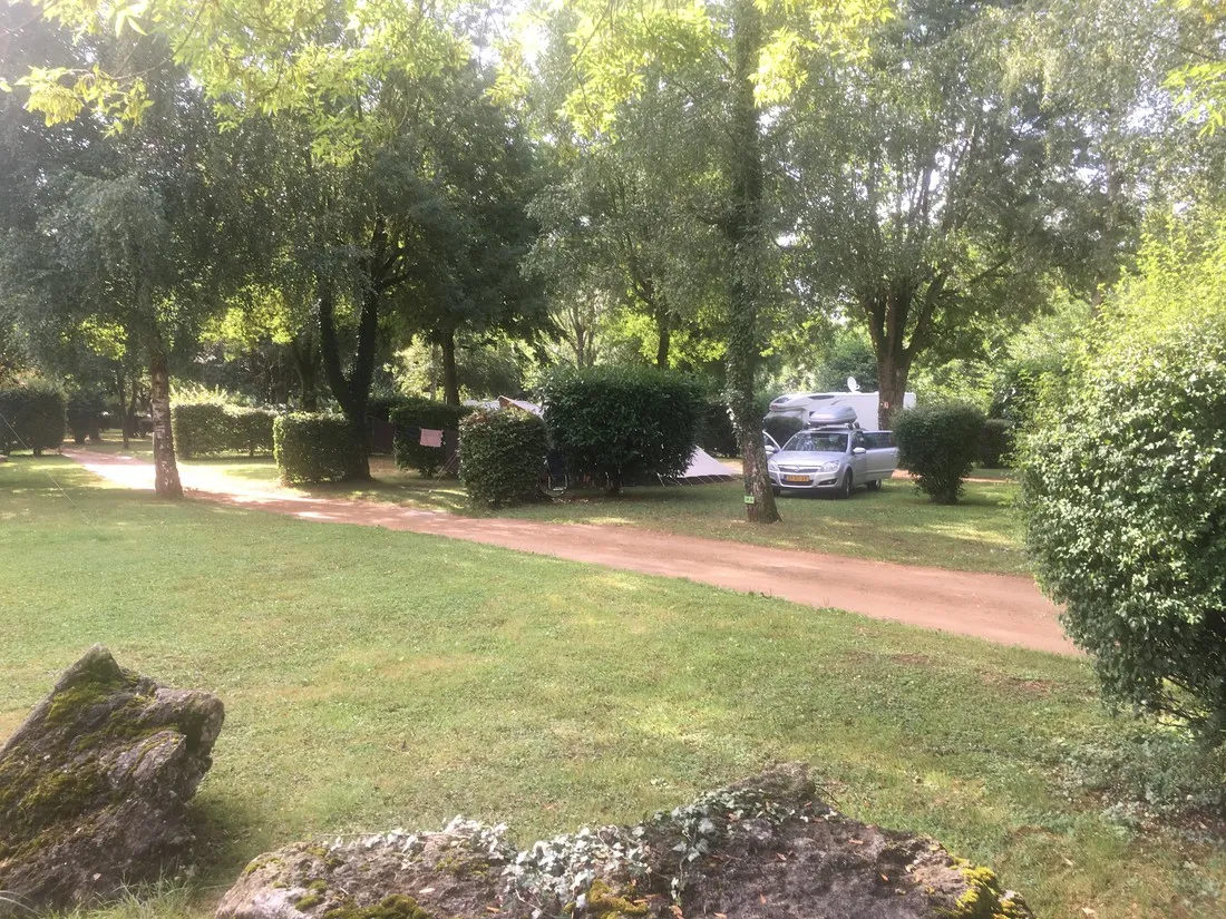 camping-des-grottes-aze-bkuum