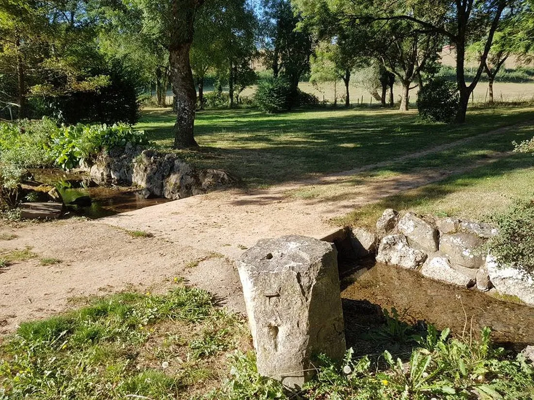 camping-des-grottes-aze-jikpw