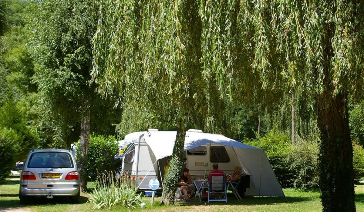 camping-des-grottes-aze-peqfn