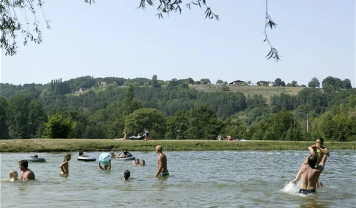 camping-le-lac-plazac-k4qhz