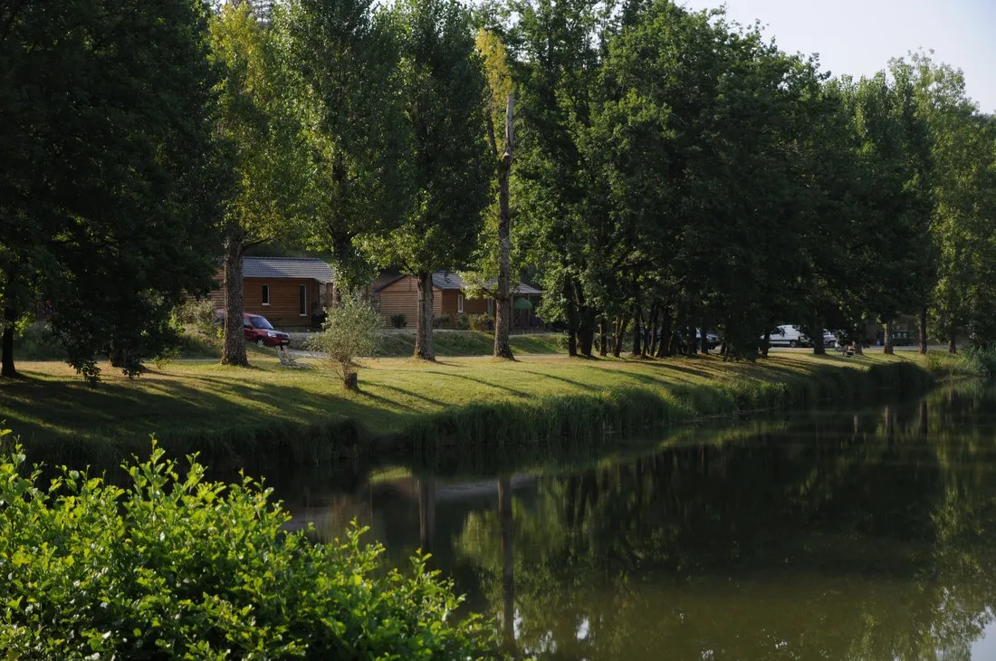camping-le-lac-plazac-zeyce