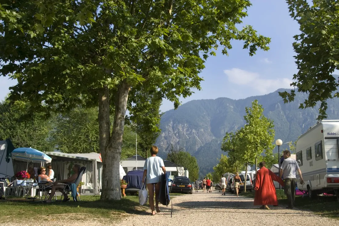 camping-spiaggia-calceranica-al-lago-ooua3