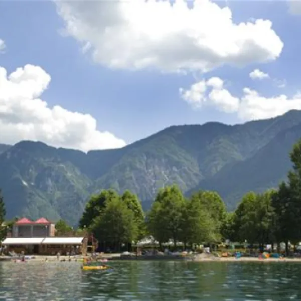 camping-spiaggia-calceranica-al-lago-qzvbn