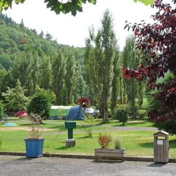 camping-municipal-les-bombes-chambon-sur-lac-hoh5y