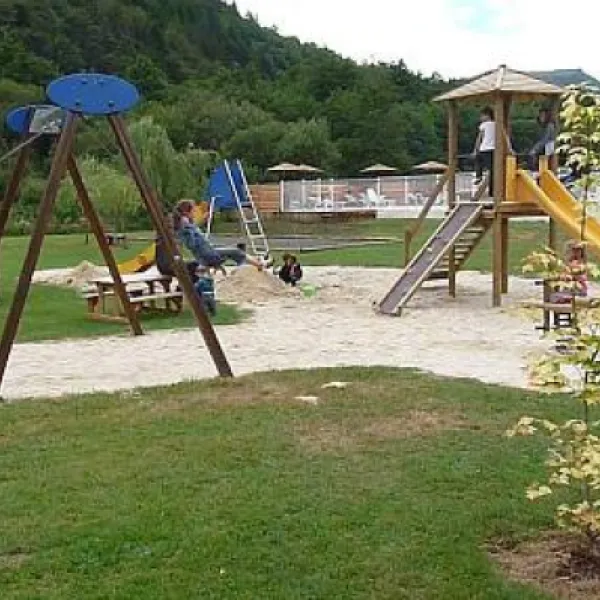 camping-municipal-les-bombes-chambon-sur-lac-mfvw6