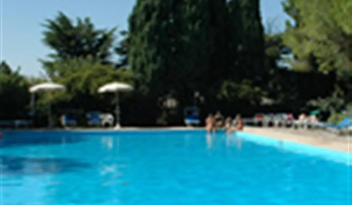 camping-village-mar-y-sierra-san-costanzo-kbnx6