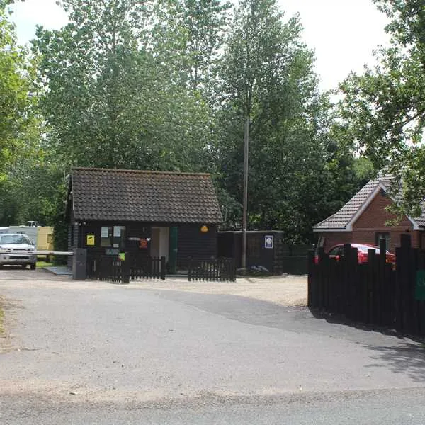 the-oaks-caravan-park-ipswich-aqgkz