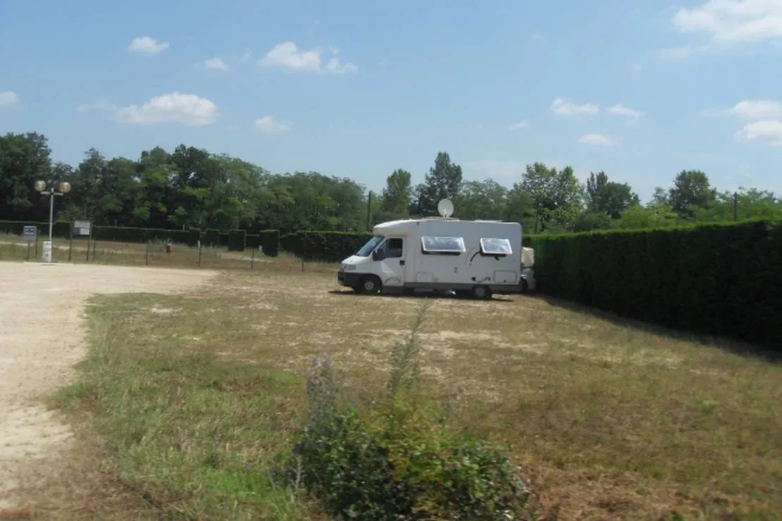 aire-de-camping-cars-de-nauton-roquefort-bxulo