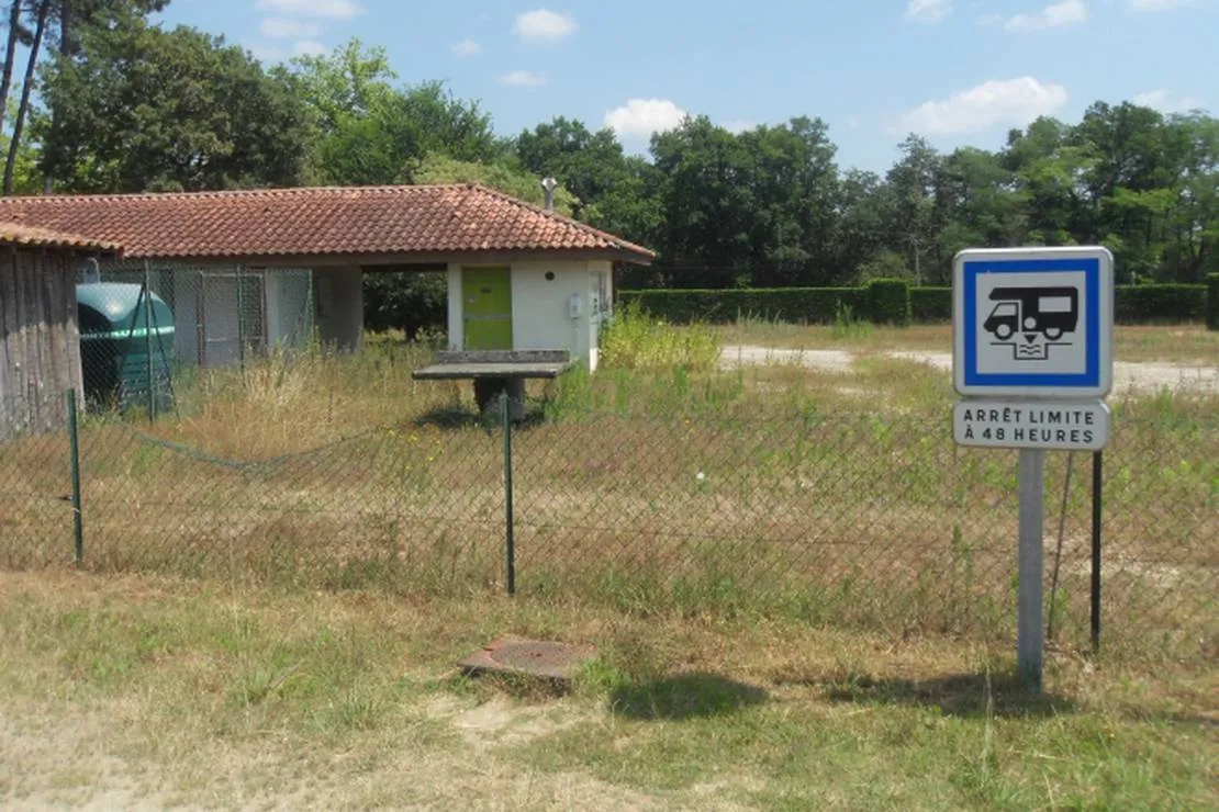 aire-de-camping-cars-de-nauton-roquefort-vifns