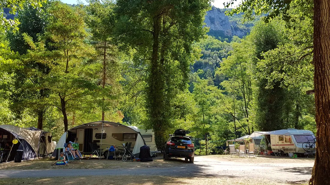 flower-camping-le-peyrelade-rivire-sur-tarn-5z0hh