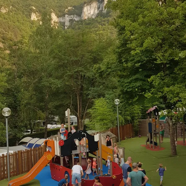 flower-camping-le-peyrelade-rivire-sur-tarn-s6xn7