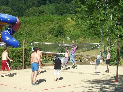 camping-la-pommeraie-vic-sur-cere-umqev