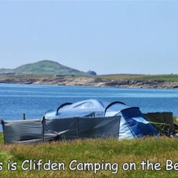 clifden-eco-beach-camping-caeavanning-park-clifden-vzu9p