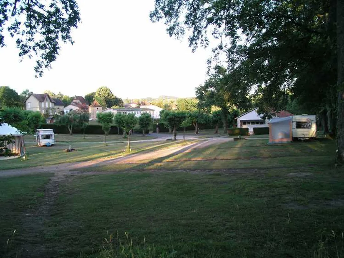 camping-municipal-bois-de-sophie-lacapelle-marival-jc0ao