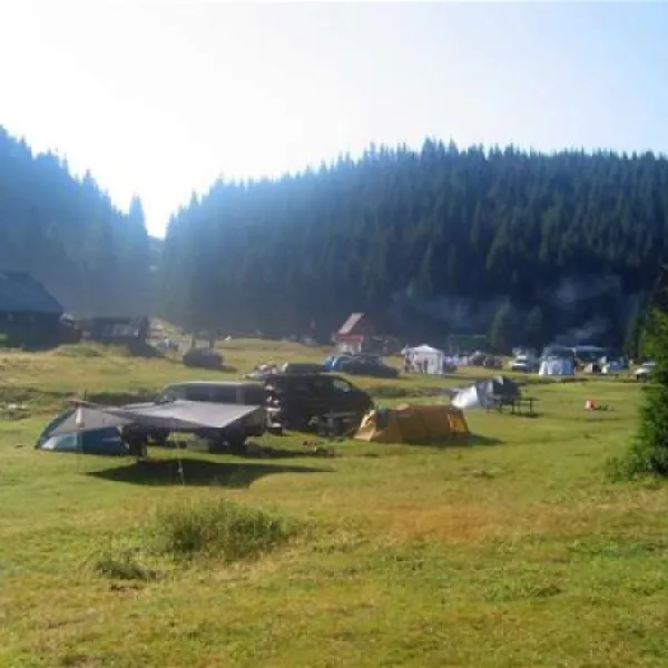 camping-poiana-glavoi-spre-cetetiile-ponorului-imo8f