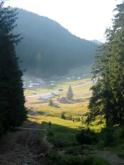 camping-poiana-glavoi-spre-cetetiile-ponorului-jufzl