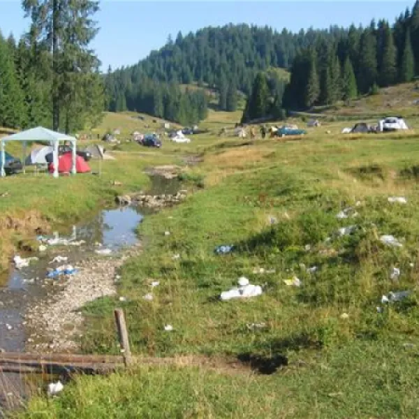 camping-poiana-glavoi-spre-cetetiile-ponorului-ohe0a