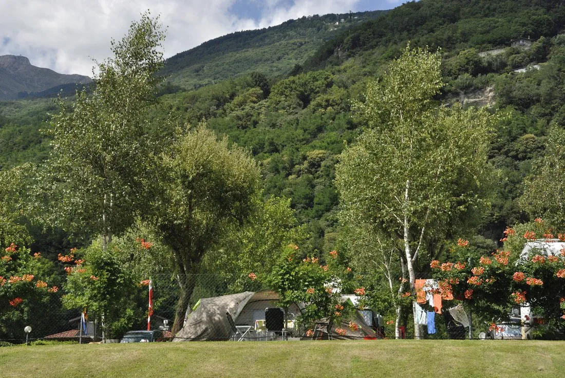 camping-la-riva-sorico-nnlnp