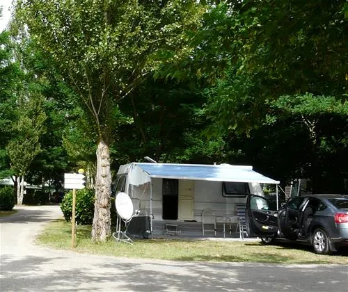 flower-camping-le-port-de-lacombe-flagnac-gg4dq