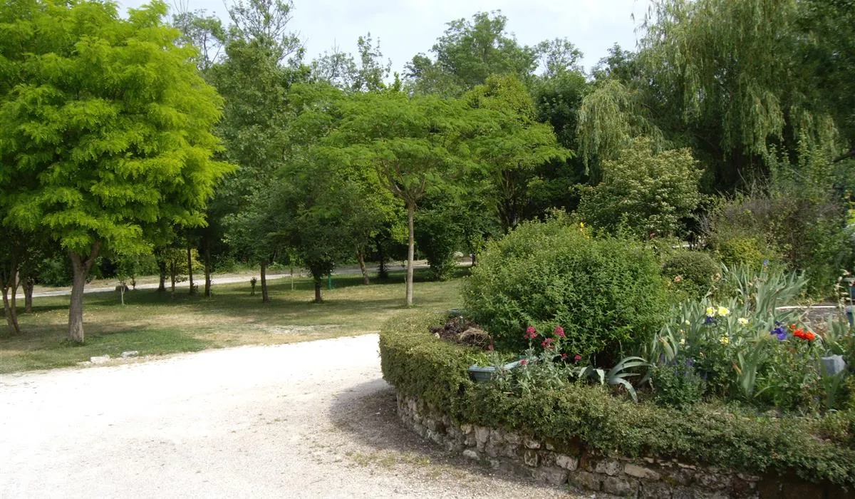 camping-le-nizour-sireuil-kf4ug