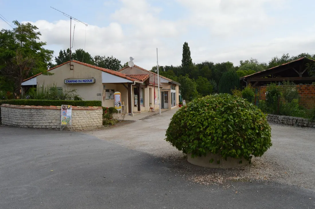 camping-le-nizour-sireuil-xv7zy