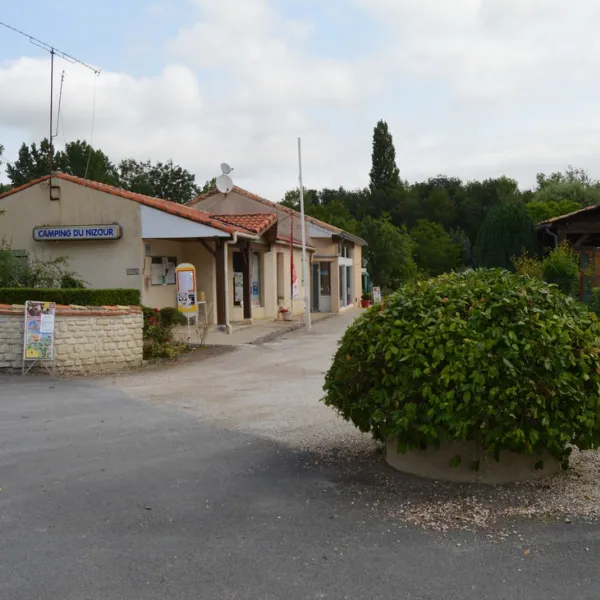 camping-le-nizour-sireuil-xv7zy