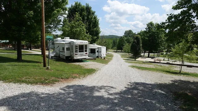 jellystone-park-camp-resort-mammoth-cave-cave-city-f96pu