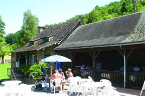 camping-municipal-du-lac-laval-de-cere-wmiuf