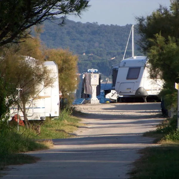 de-la-plage-port-grimaud-en-grimaud-bxrqq