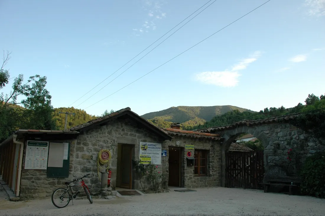 le-chasse-louve-jaujac-ardeche-ymbki