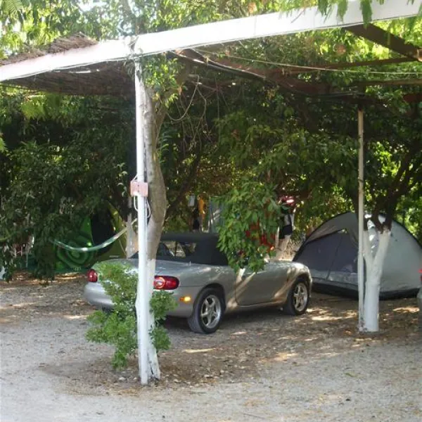 campsite-assini-beach-assini-plakadrepanon-skabu