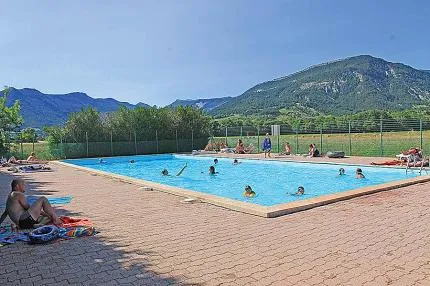 camping-chamarges-drme-ofq0d