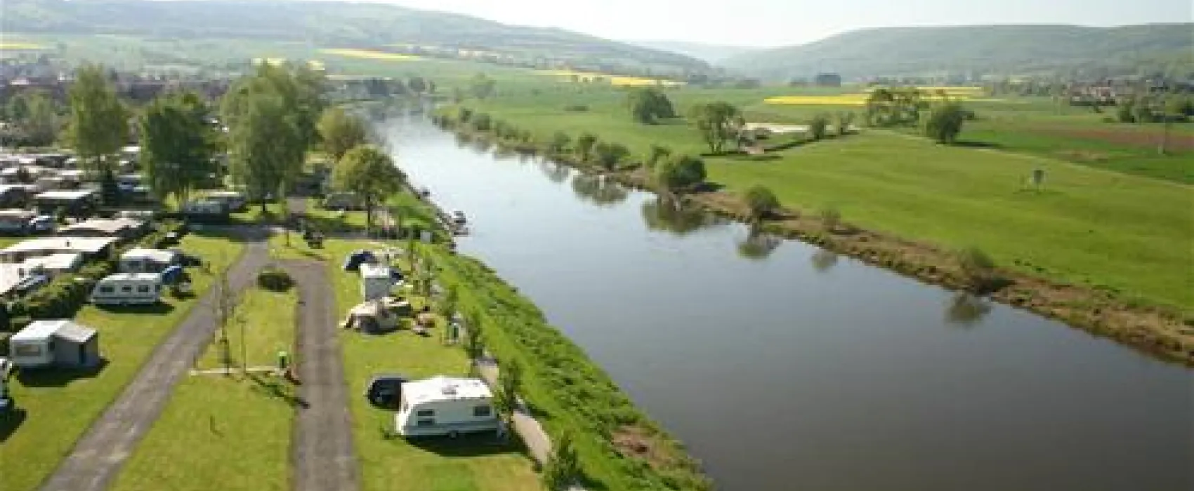 Campen am Fluss