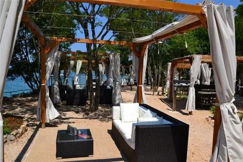 camping-njivice-njivice-hudwn