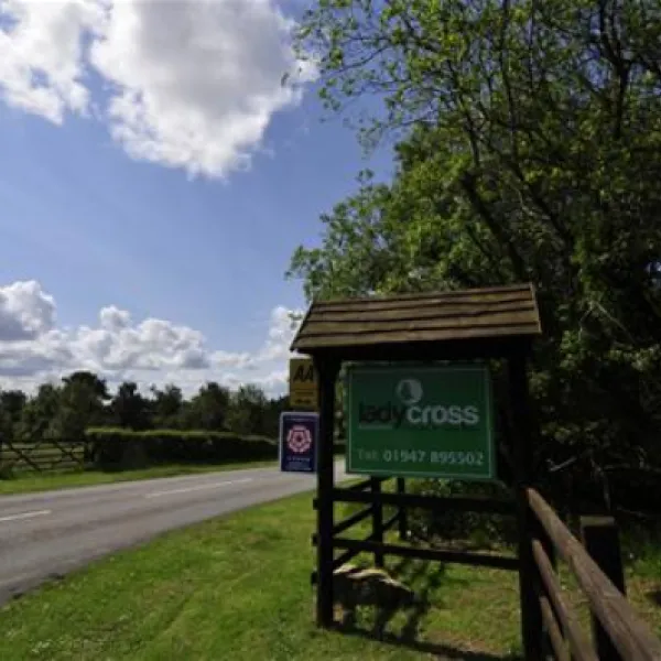 ladycross-plantation-caravan-park-whitby-qqxfv