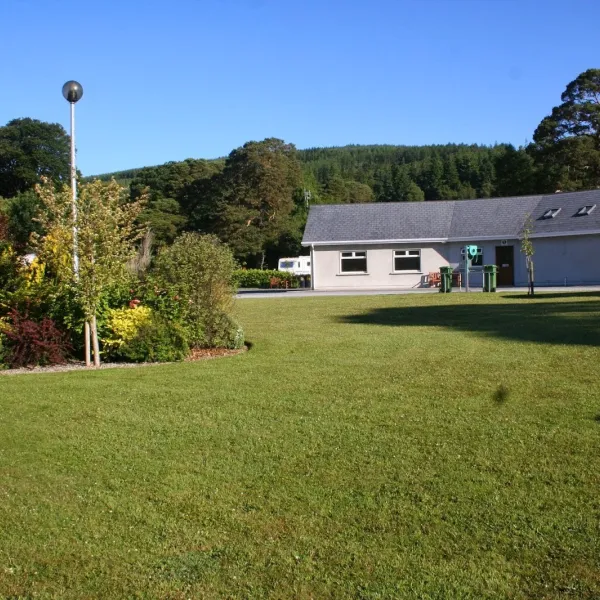 glen-of-aherlow-car-camp-park-stagdale-bridge-ztgjv